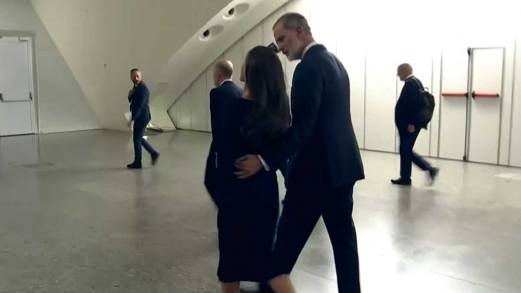 El Rey consuela a Letizia.