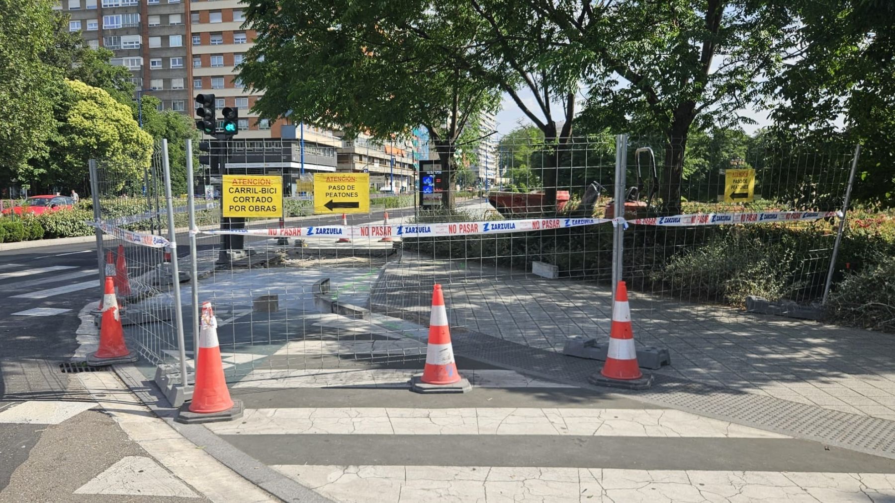 Obras en el cruce del nuevo carril bici de Isabel la Católica con el puente del Poniente.