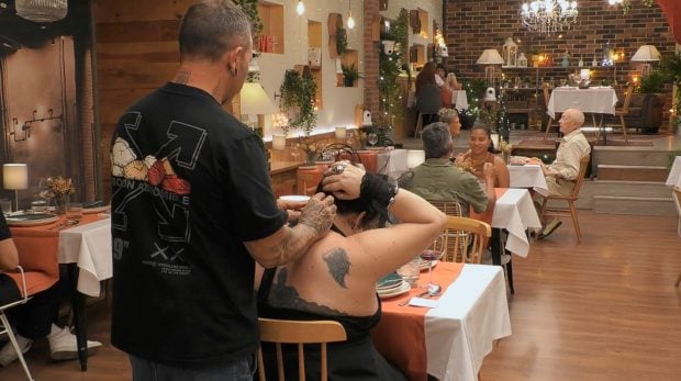 Adela se siente indispuesta en 'First Dates'. (Mediaset)