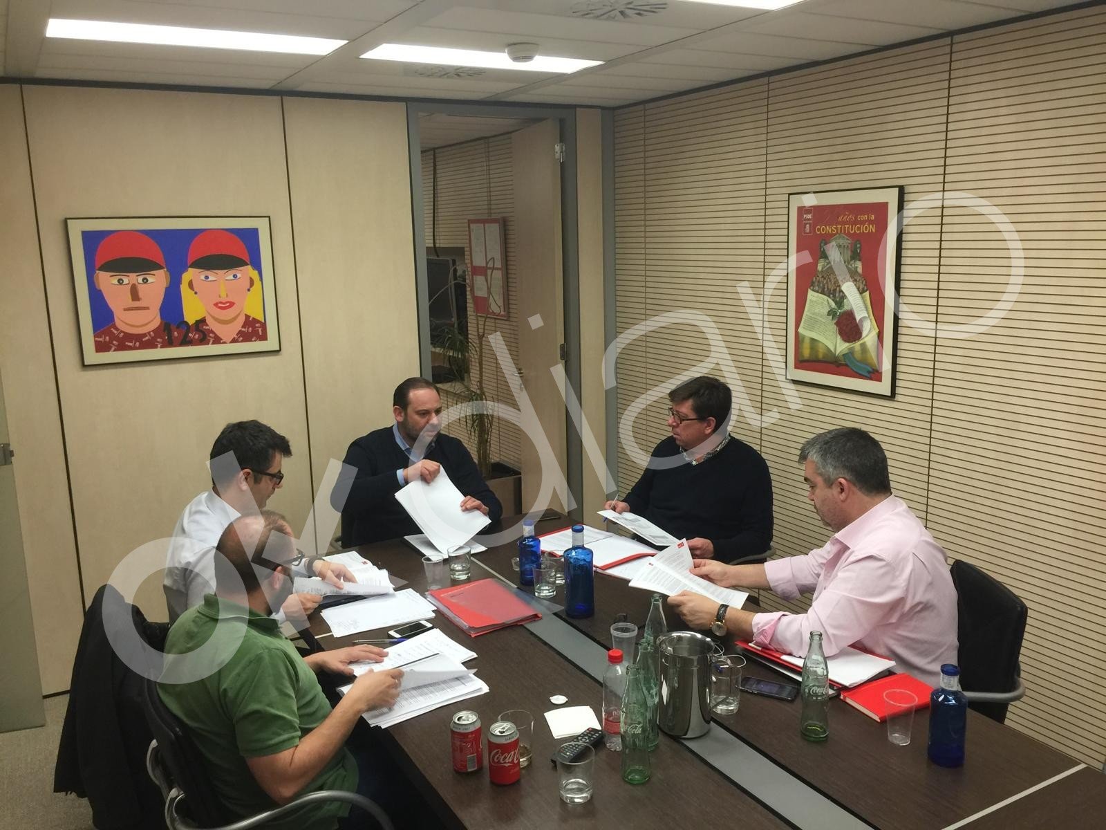 Félix Bolaños, José Luis Ábalos, Paco Salazar y Santos Cerdán trabajando en un despacho.