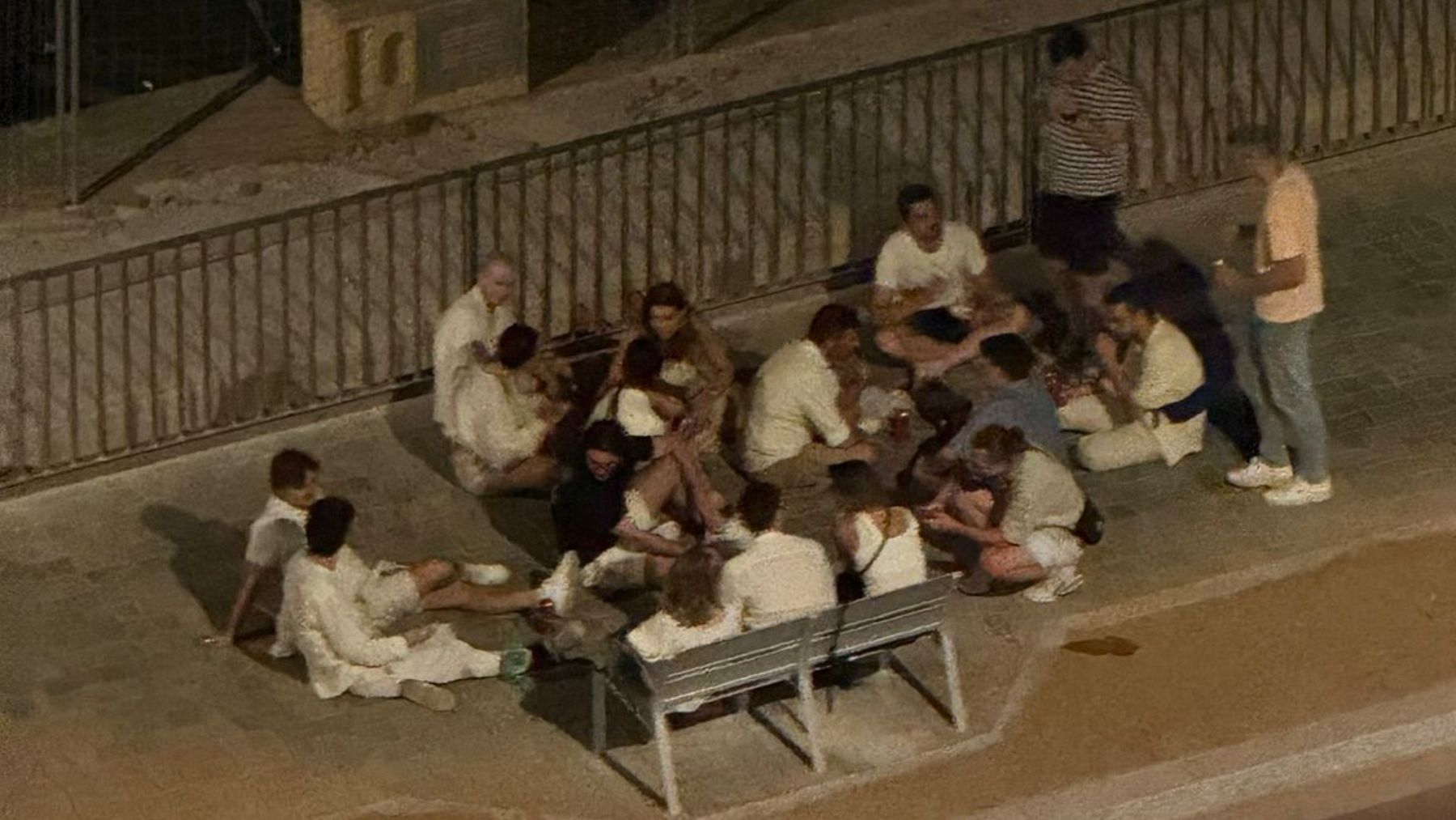 Un botellón en el Paseo Marítimo de Palma.