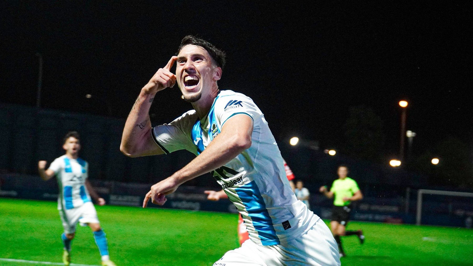 Juanmi celebra el 1-0.