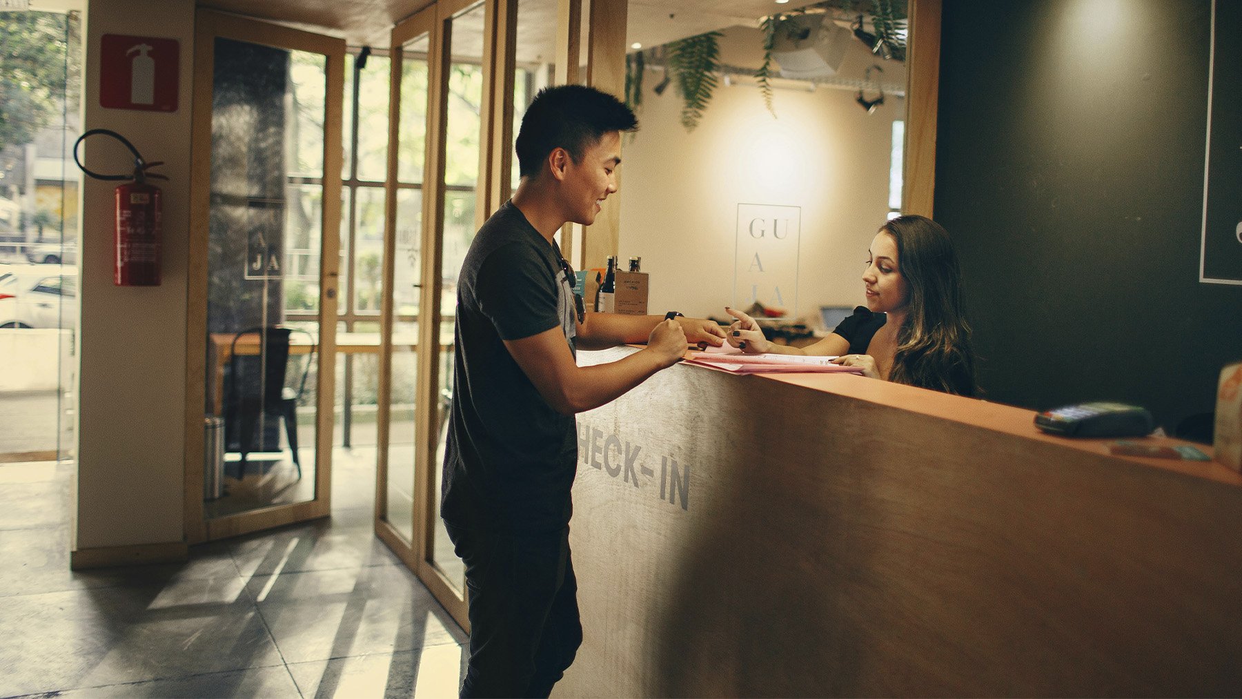 Todo el mundo pica sin darse cuenta: el truco que usan todos los hoteles para que acabes pagando más dinero