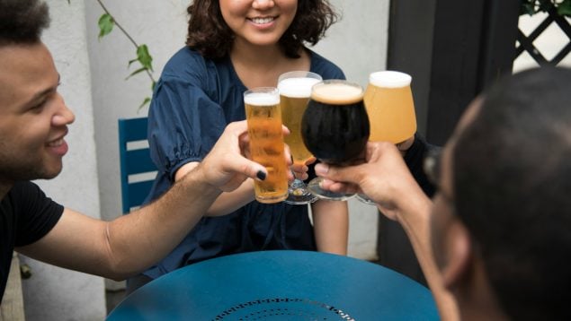 Buenas noticias para los amantes del pescadito de Barcelona: el bar de toda la vida con barra libre