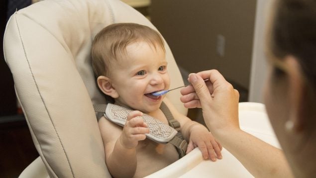 Por qué es bueno dar cacahuetes a los bebés según la ciencia, estudio científico sobre alergias en bebés, dar comida nueva a los niños, alimentación bebés, cacahuetes y alergias en bebés.