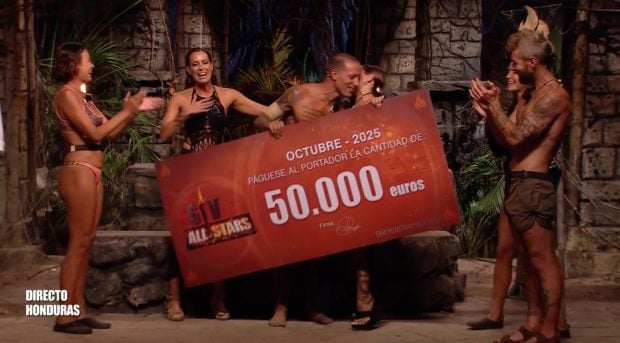 Rubén Torres recibe el cheque del ganador. (Mediaset)