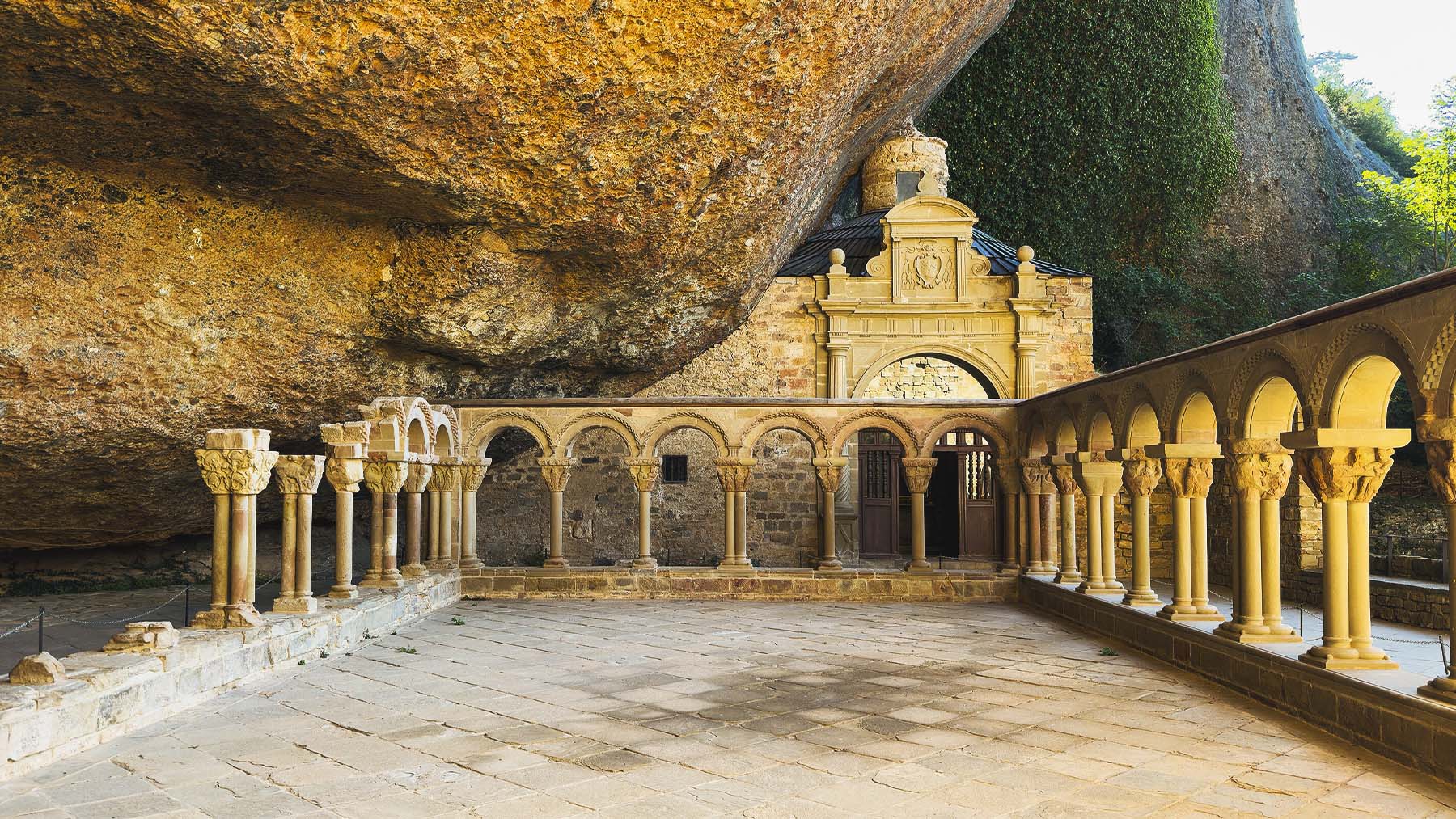 Claustro de San Juan de la Peña. Foto: Kent Wang en Wikimedia Commons.