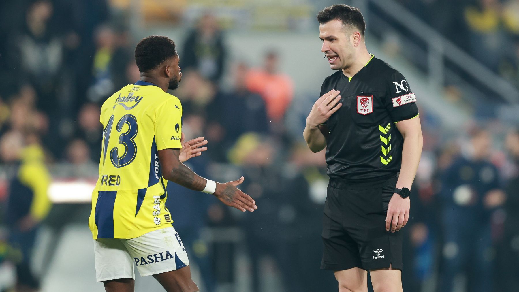 Un árbitro y un jugador en Turquía. (Getty)