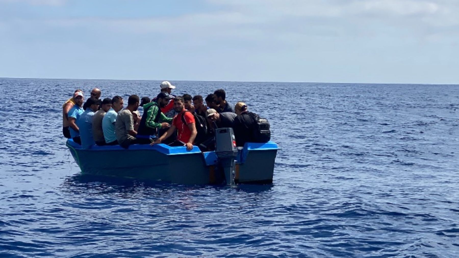 Patera cargada de inmigrantes en aguas de Baleares.