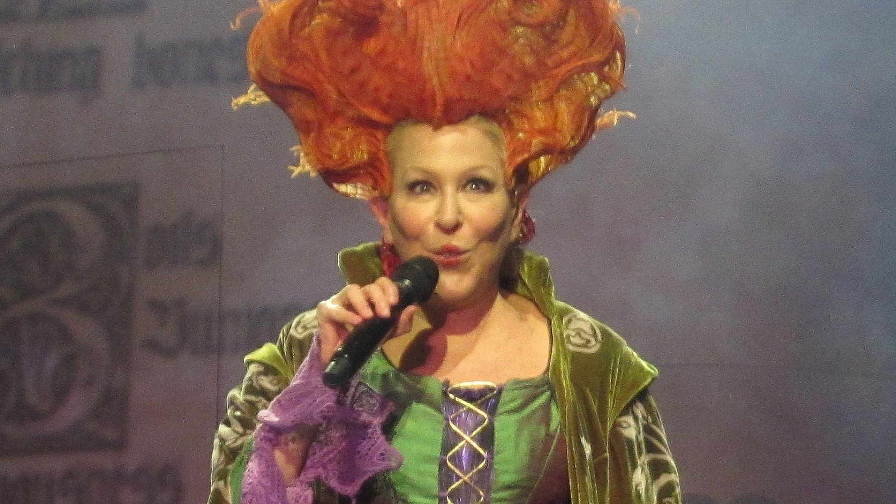 La actriz Bette Midler Midler dressed encarnó a Winifred Sanderson.