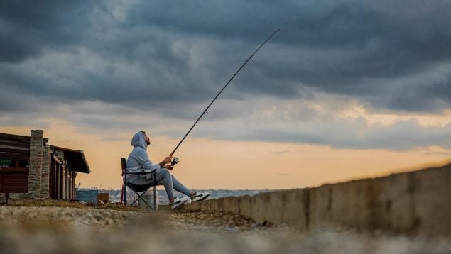 Multas por pesca deportiva en España, cuál es la multa por vender pez en el mercado negro, crítica de un pescador a las multas, corte en la cola para evitar multas en la pesca.