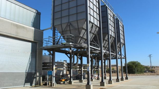 Silos de fangos en La Reguera. (Foto: Canal de Isabel II).