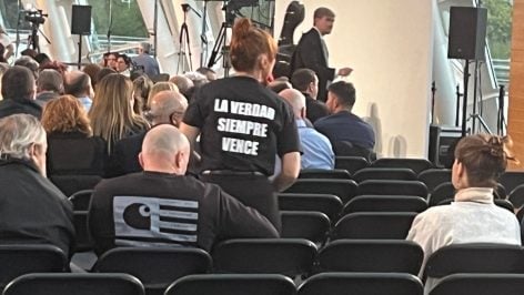 La víctima expulsada de la causa de la DANA, de espaldas, en el funeral de Estado.