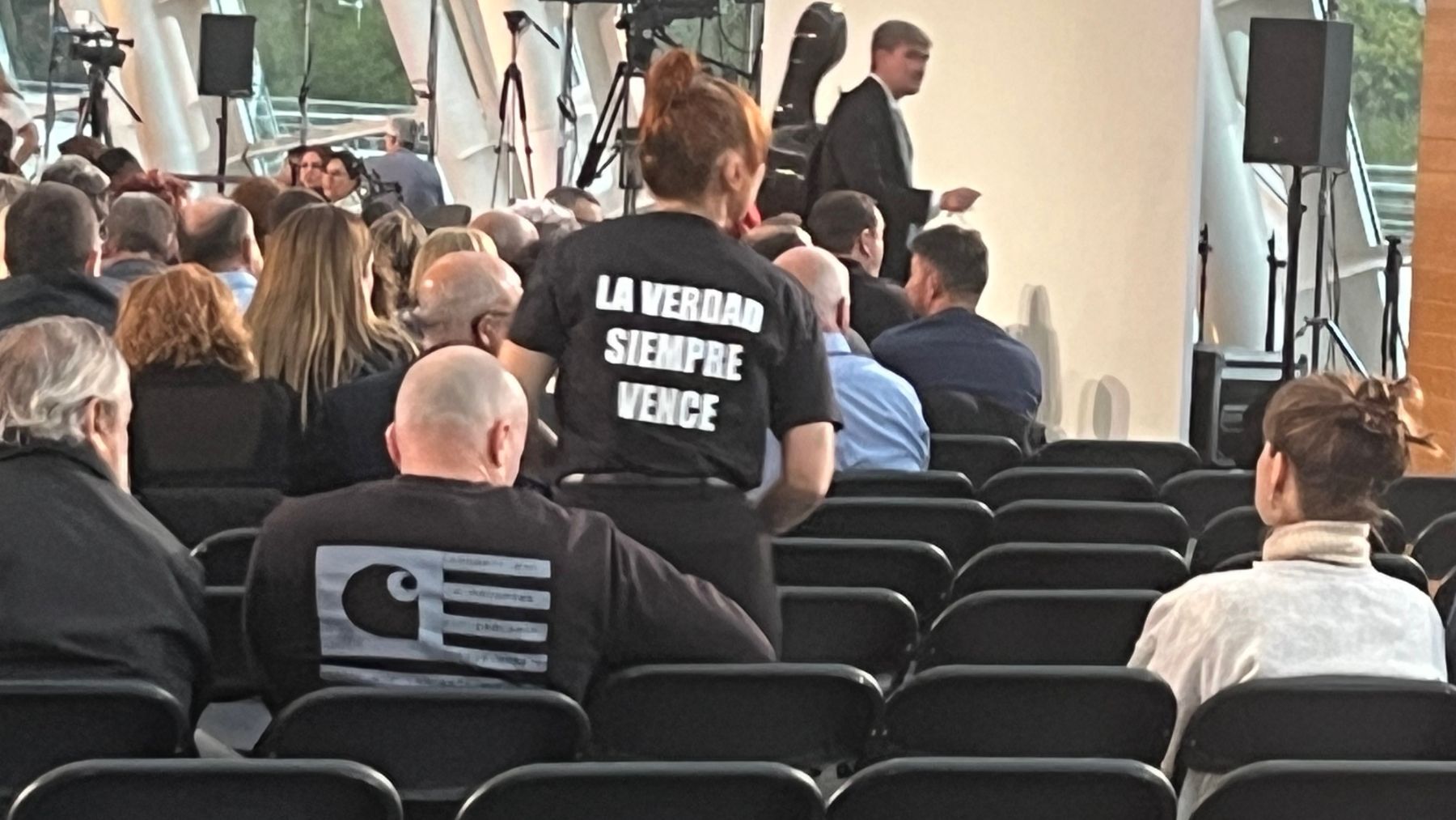 La víctima expulsada de la causa de la DANA, de espaldas, en el funeral de Estado.