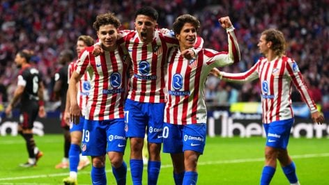 Julián Álvarez, Giuliano Simeone y Almada celebran el segundo gol del Atlético. (Getty)