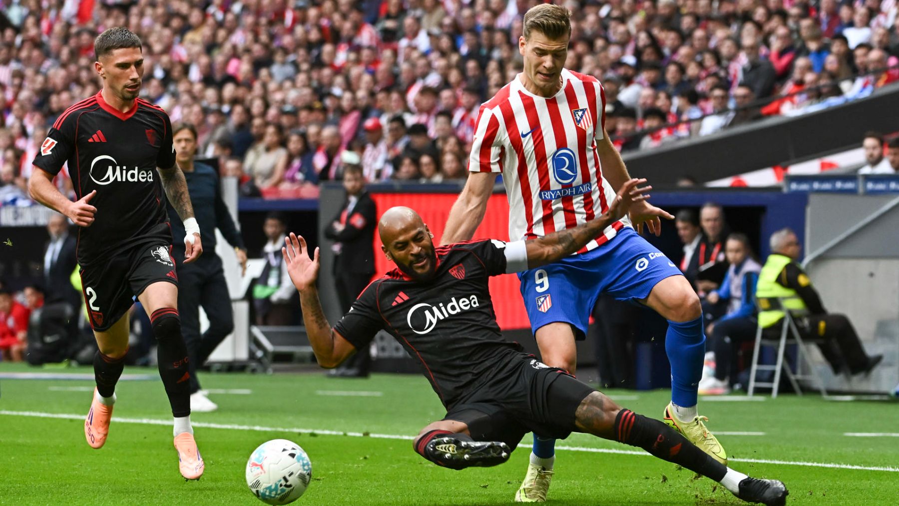 Marcao en el Atlético-Sevilla. (EFE)