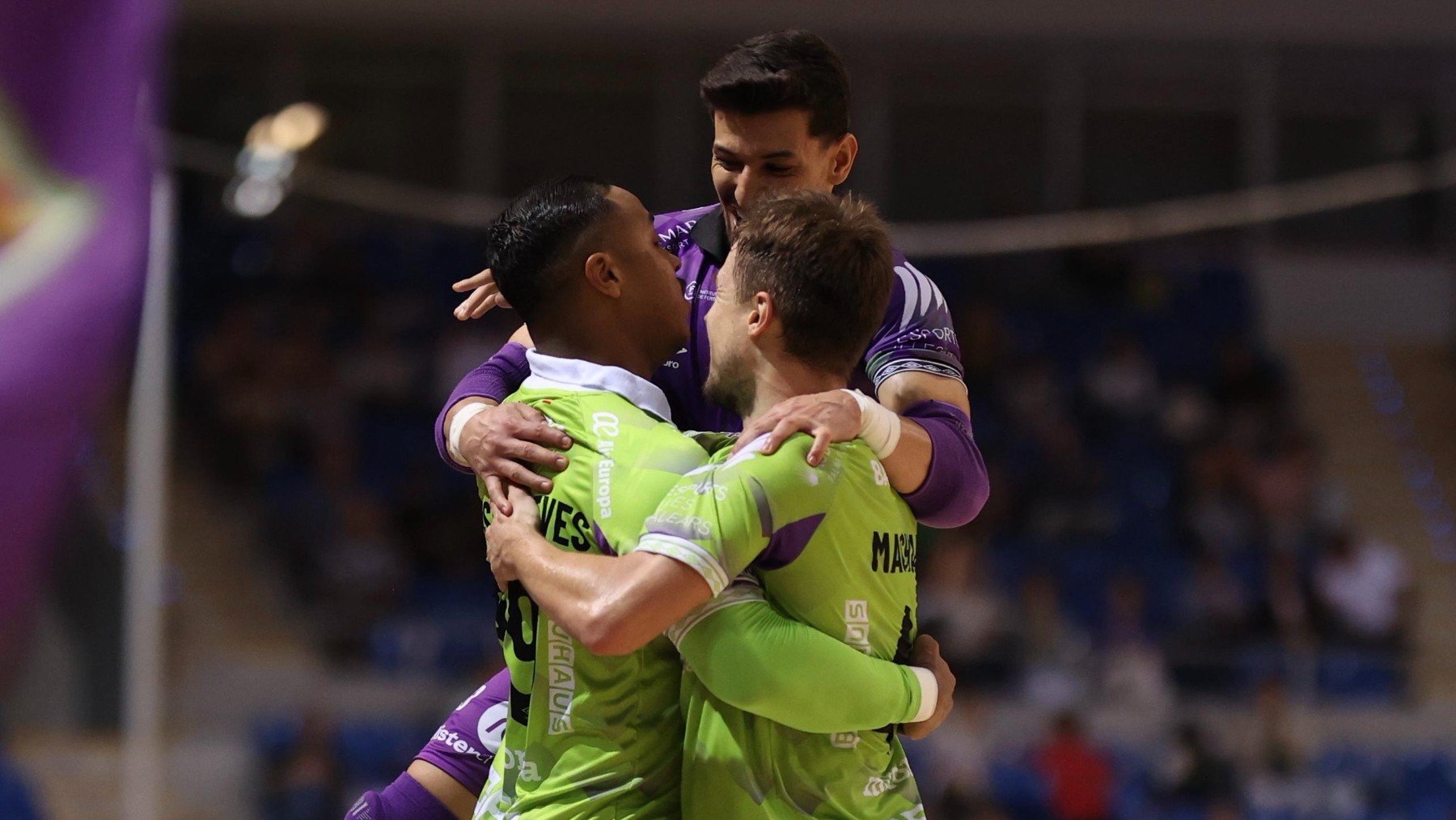Los jugadores celebran la victoria.