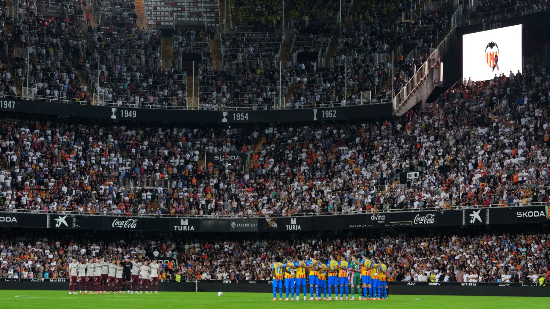 Imagen de Mestalla durante un minuto de silencio esta temporada. (Getty)