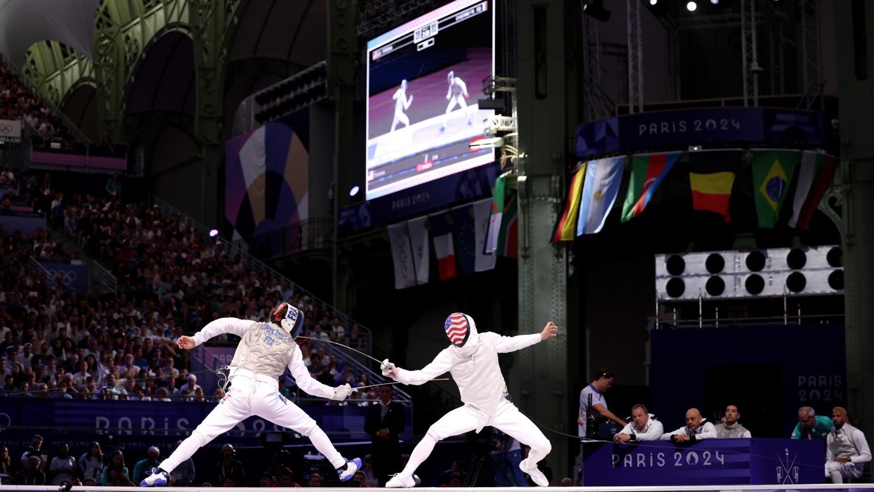 Dos competidores de esgrima en los JJOO de París. (Getty)