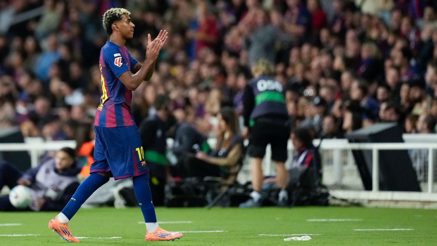 Lamine Yamal con el Barcelona. (EFE)