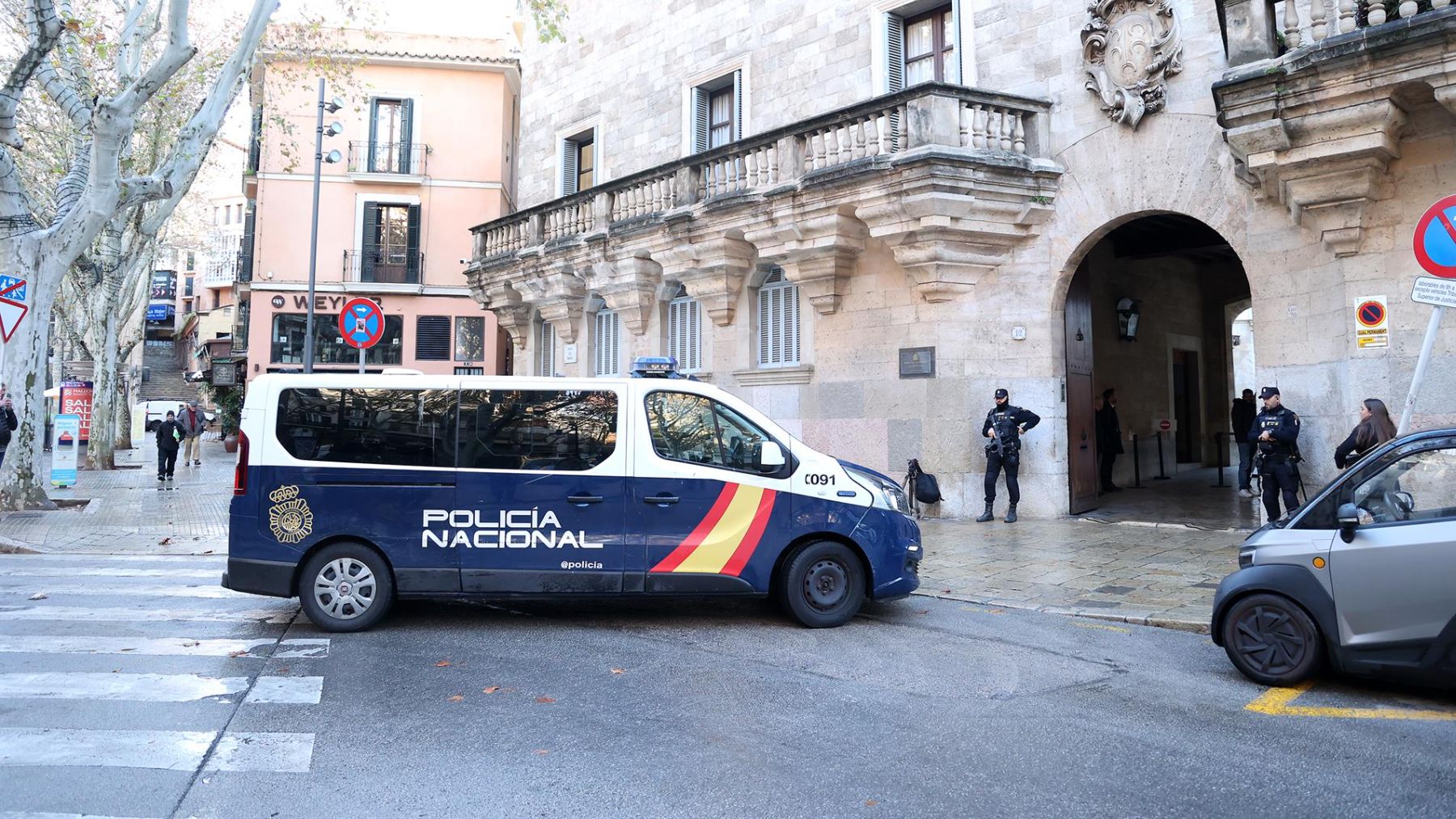 Un furgón de la Policía Nacional llega a la Audiencia Provincial de Palma.