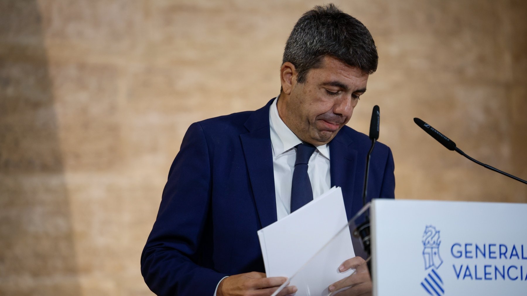 Carlos Mazón, tras pronunciar su discurso de despedida. (EFE)