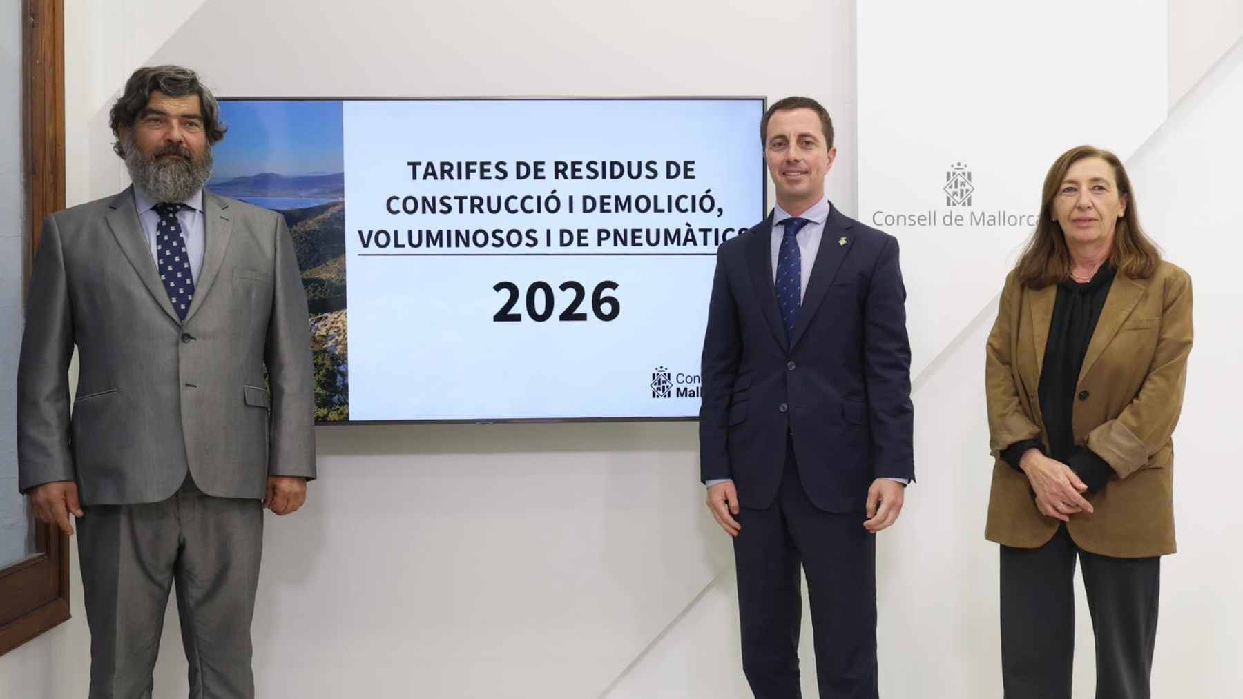 Pedro Bestard, Llorenç Galmés y Margalida Roig, presentando las nuevas tarifas.