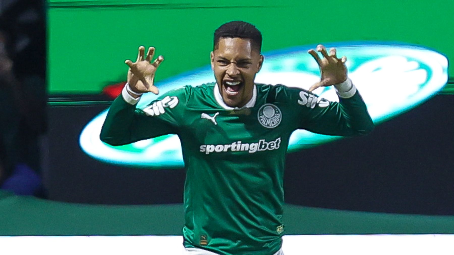 Vitor Roque celebra un gol con Palmeiras. (Getty)