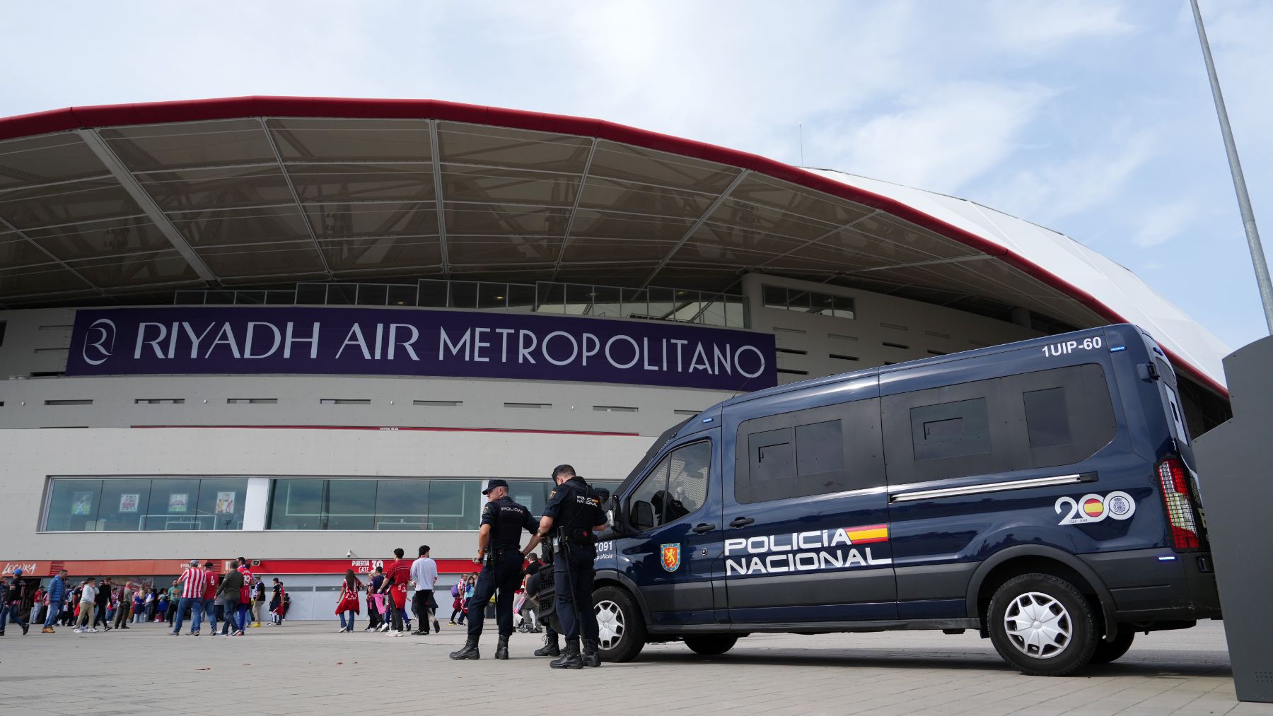 Furgón policial en el Metropolitano. (Getty)