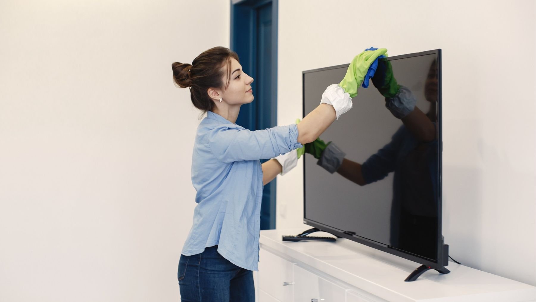 Ni toallitas ni agua: el sencillo truco para limpiar la pantalla del televisor y dejarla nueva sin dañarla