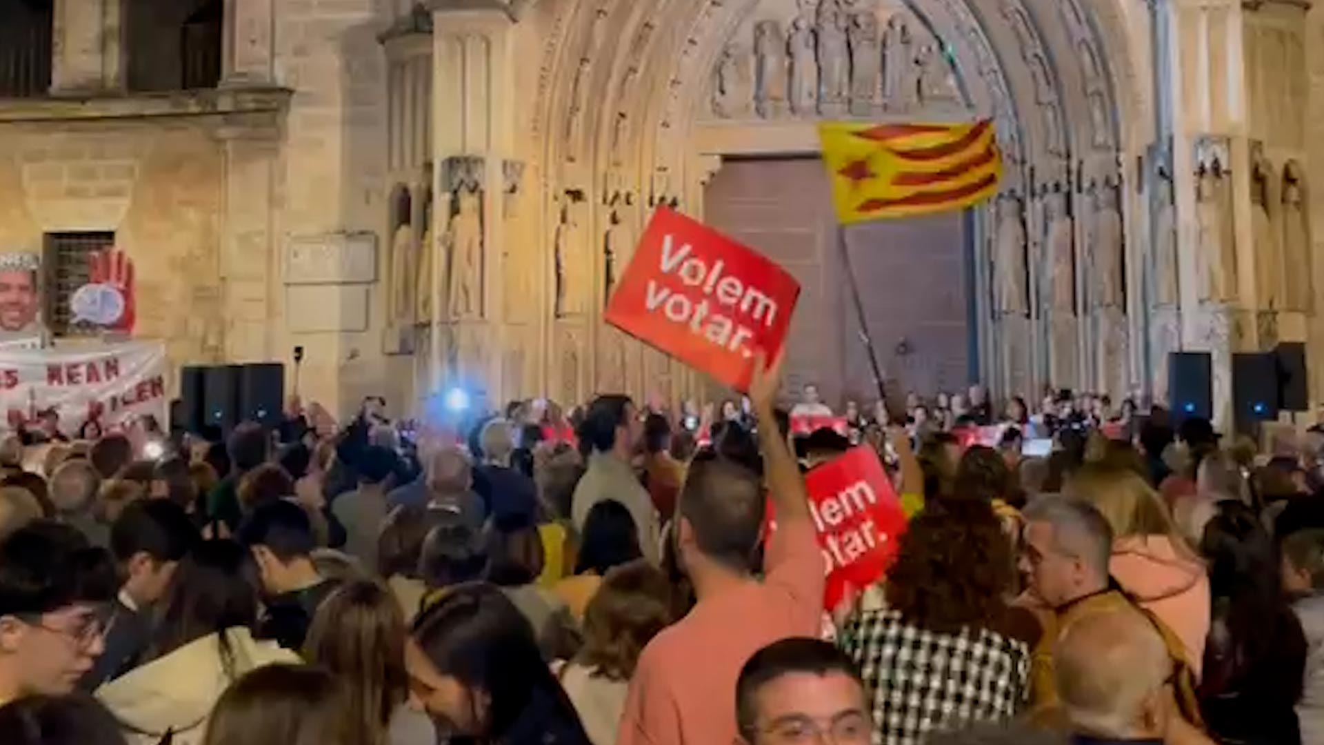 Independentistas con la estelada en la manifestación contra Mazón.