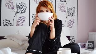 Cómo se dice buen día o buenos días según la RAE, forma correcta de saludar por las mañanas en español, buen día o buenos días, la rae define cuándo decir buenos días, buenos días tiene plural según la RAE.