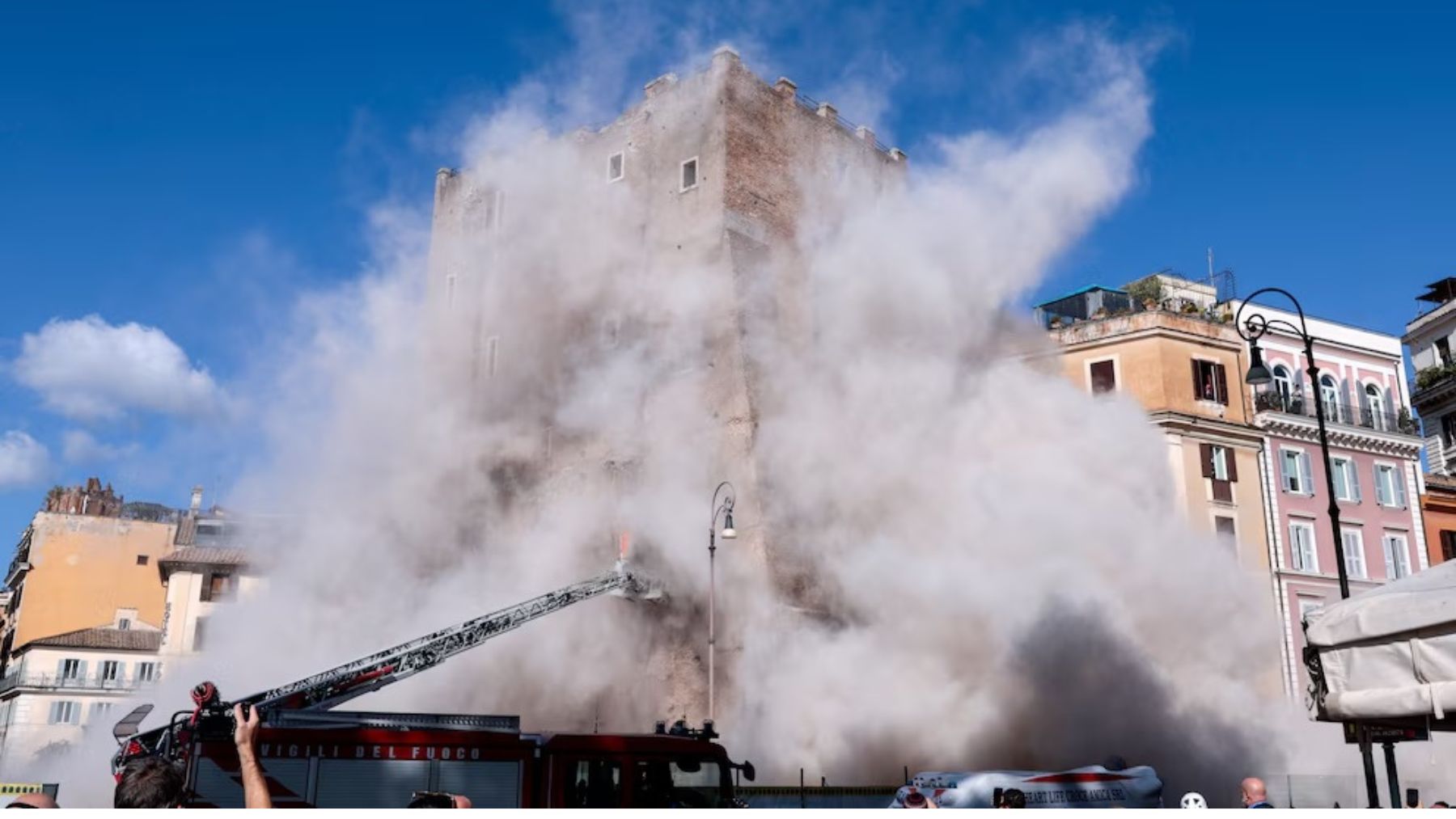 Una torre medieval del siglo XIII se derrumba parcialmente en Roma.