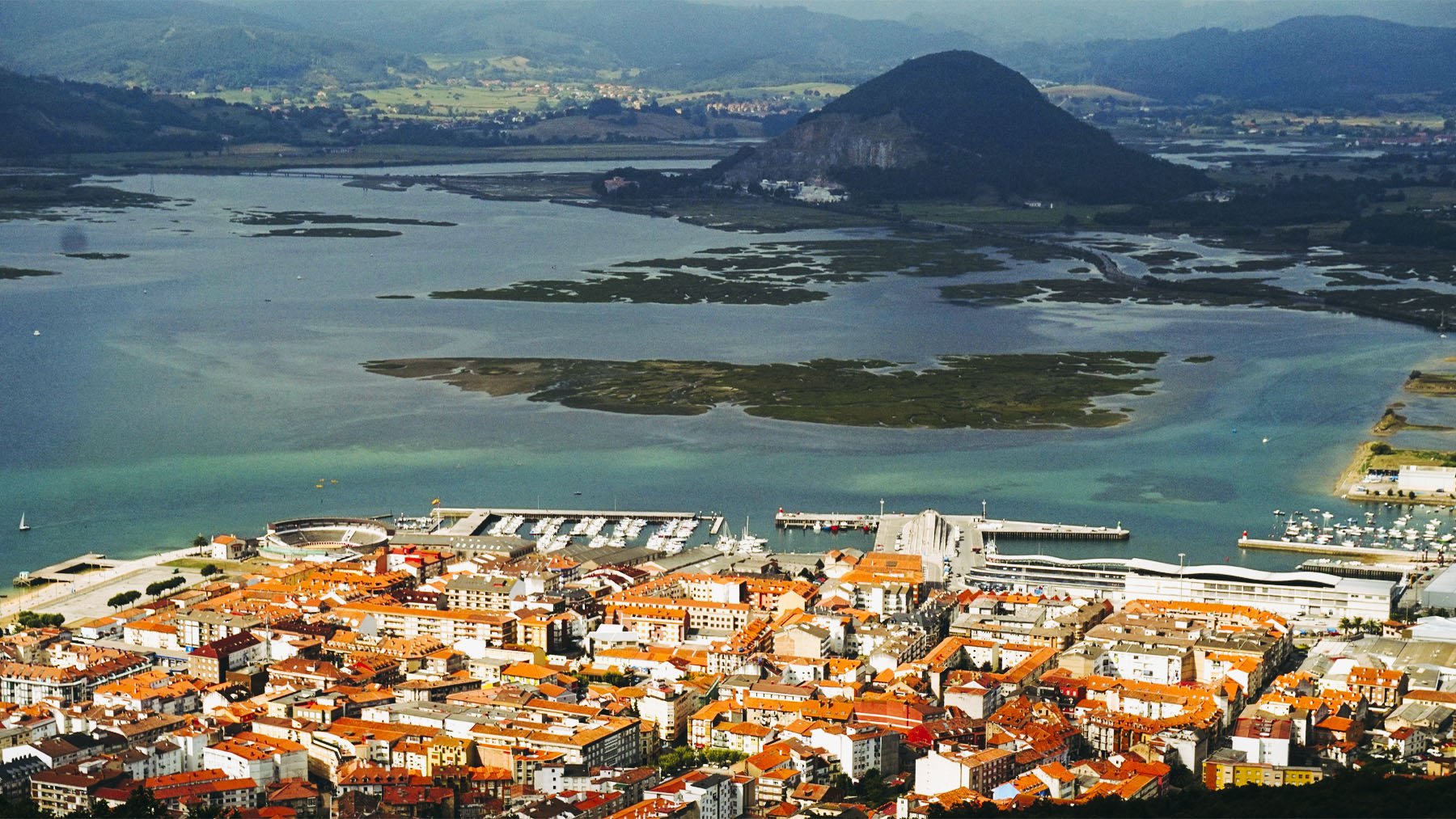 Vista panorámica de Santoña. Foto: Tiia Monto en Wikimedia Commons.
