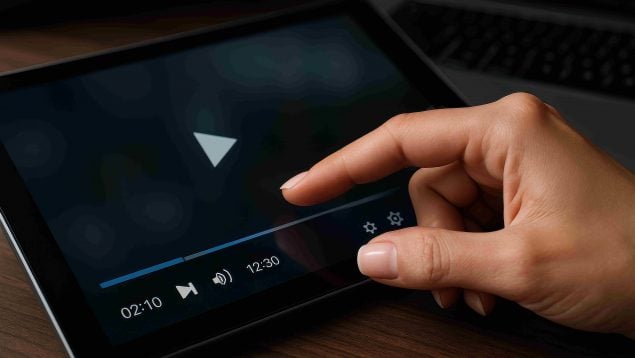 Ver más rápido, aprender menos: el impacto del speed-watching en la atención y la memoria