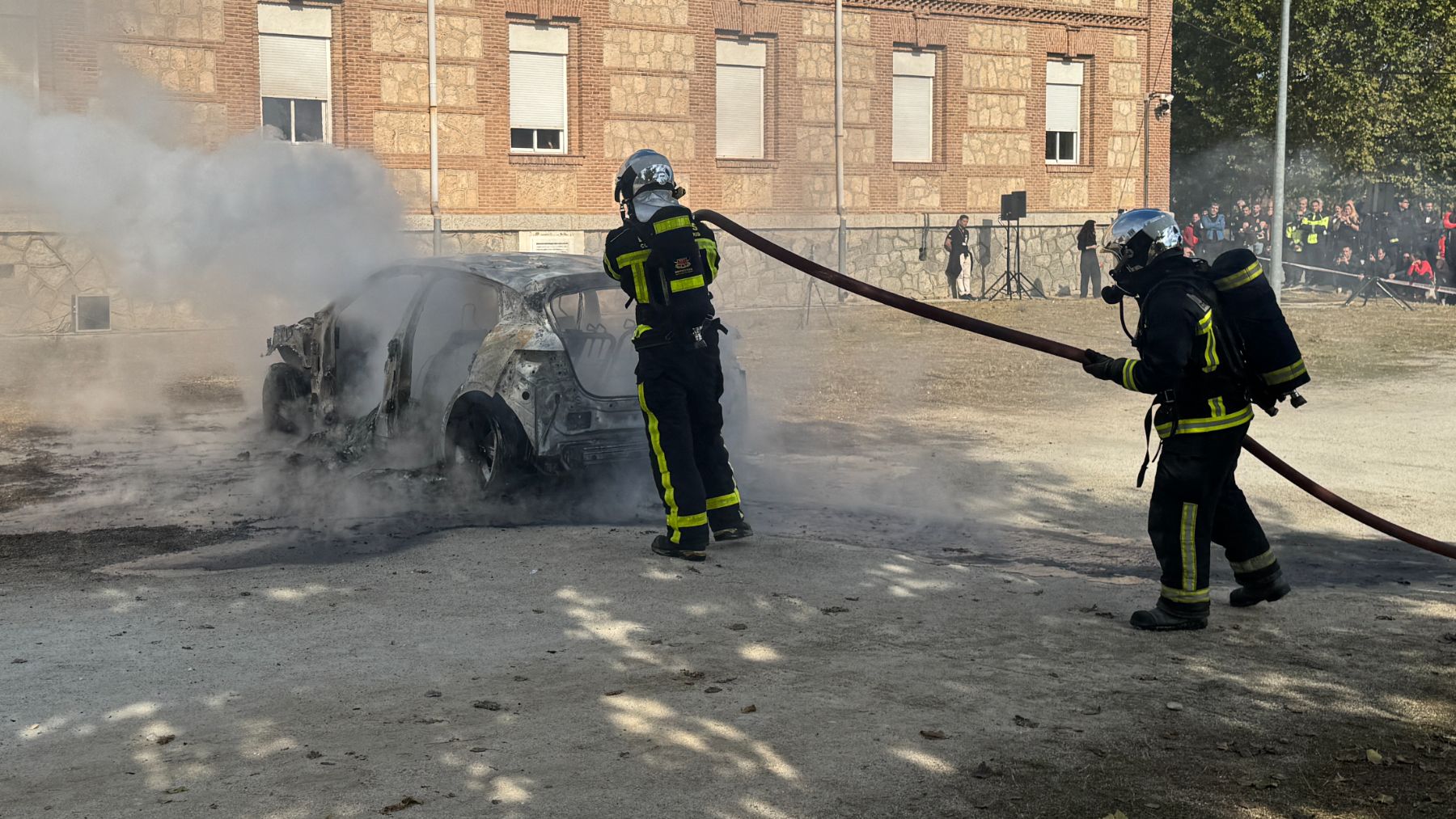 El objetivo de la formación es mejorar la preparación de los profesionales de emergencias en las intervenciones donde están implicados este tipo de coches. (Foto: Comunidad de Madrid).