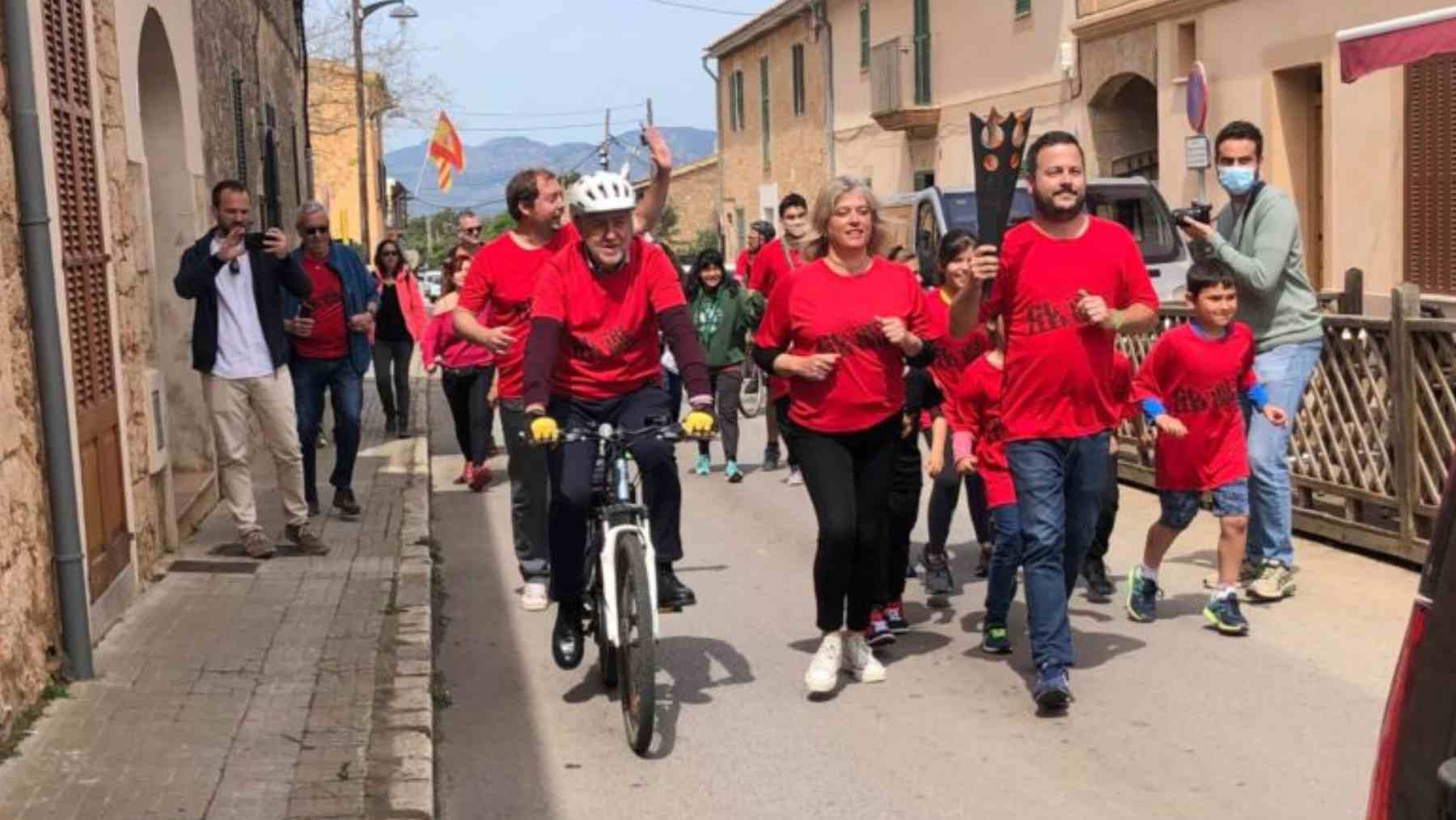 El ‘Correllengua’ a su paso por una localidad de Mallorca. JOVES PER LA LLENGUA