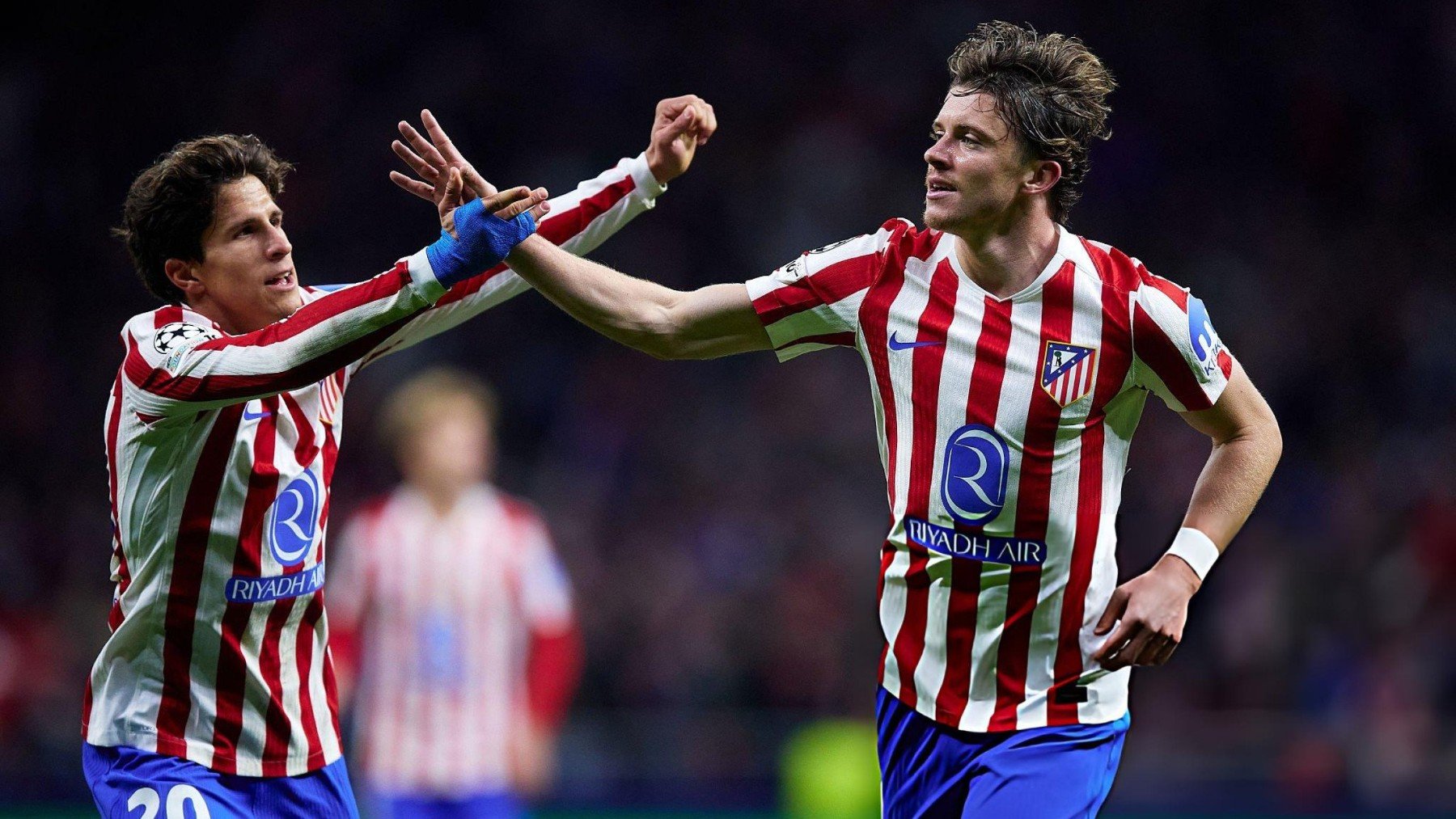 Giuliano felicita a Gallagher tras el 2-0.