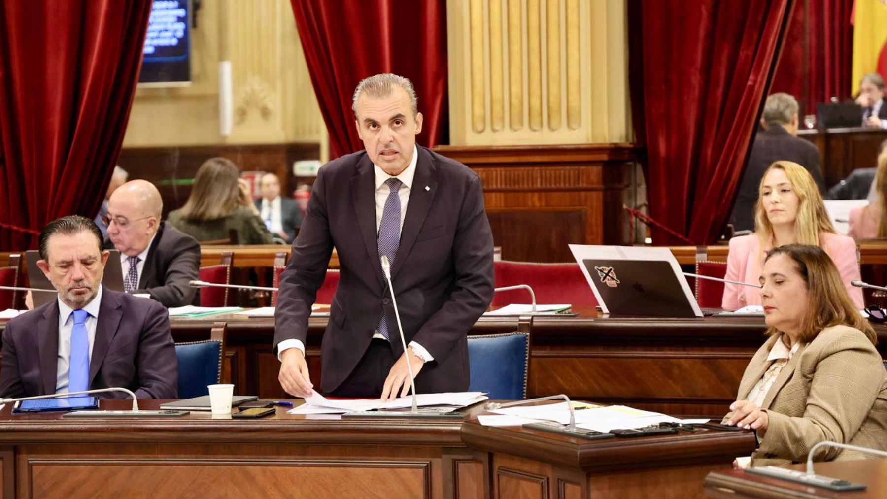 Antoni Vera, consejero de Educación de Baleares, en el Parlament.