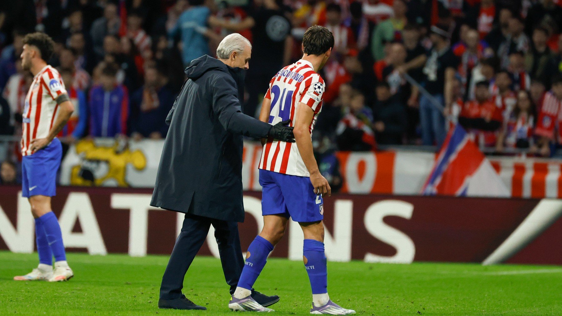 Le Normand abandona el terreno de juego acompañado del médico. (EFE)