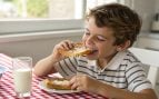 Merienda, niño, tostada