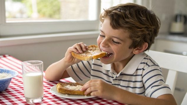 Merienda, niño, tostada