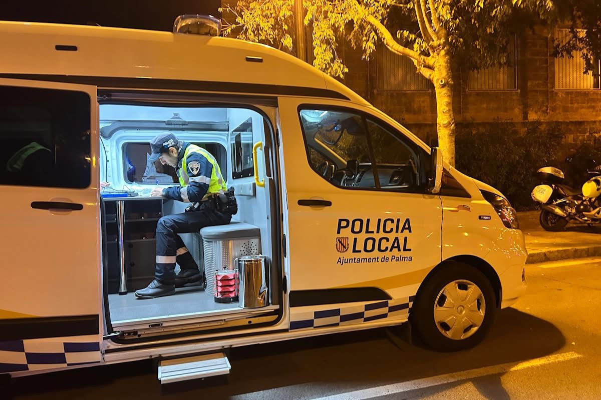 Un conductor ebrio provoca el caos en Palma tras arrastrar un coche mientras huía del accidente