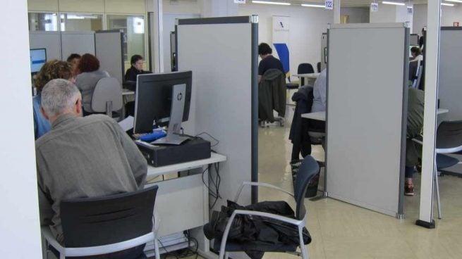 Más de 17 millones de españoles viven de una ayuda o sueldo del Estado pese al triunfalismo del Gobierno