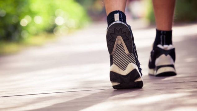 Un hombre camina en zapatillas.