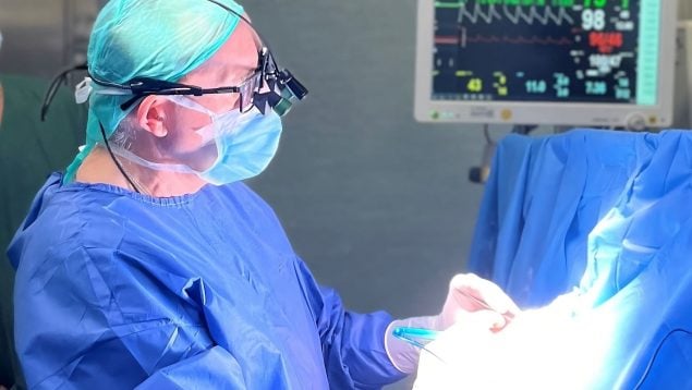 Operan tumor cerebral despierto