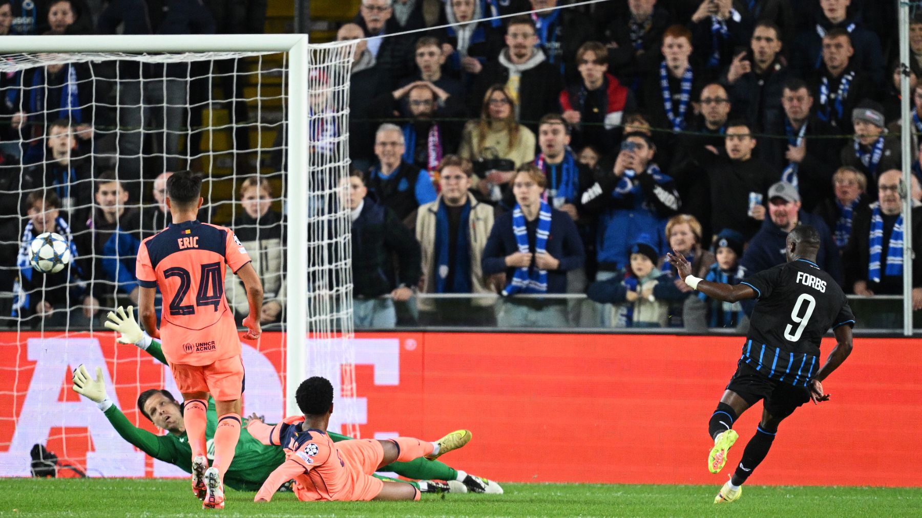 Así destrozó Carlos Forbs, la estrella del Brujas, a la defensa del Barcelona