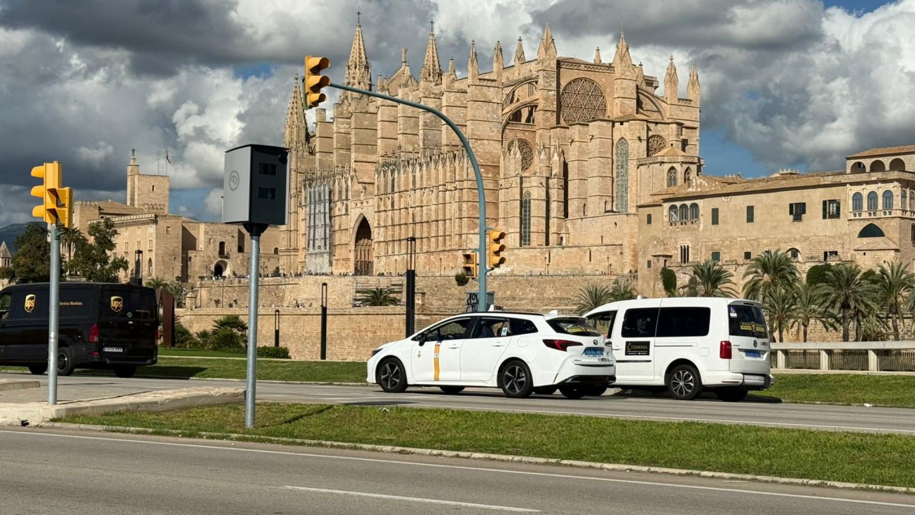 Radar frente a la Catedral de Palma.