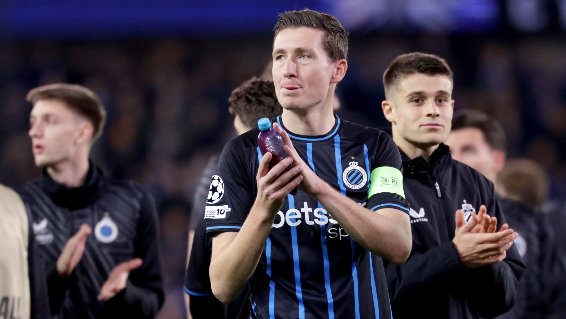 Vanaken aplaude tras el empate del Brujas ante el Barcelona. (EFE)