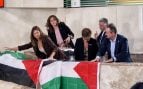 Concejales de PSOE y Podemos colocan banderas de Palestina en el Pleno de Almería.